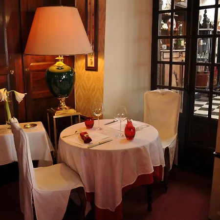 Du Beffroy Hotel